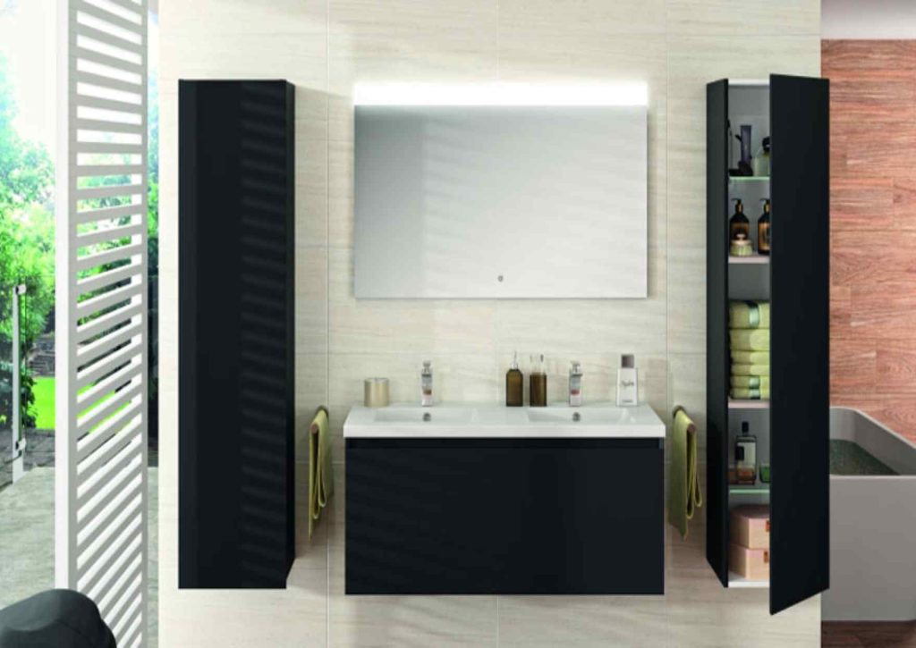 Salle de bain moderne avec meuble noir et colonnes