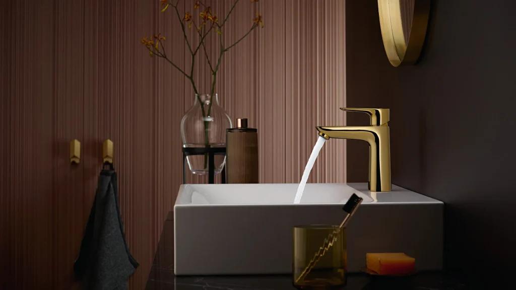 Robinetterie dorée avec lavabo design