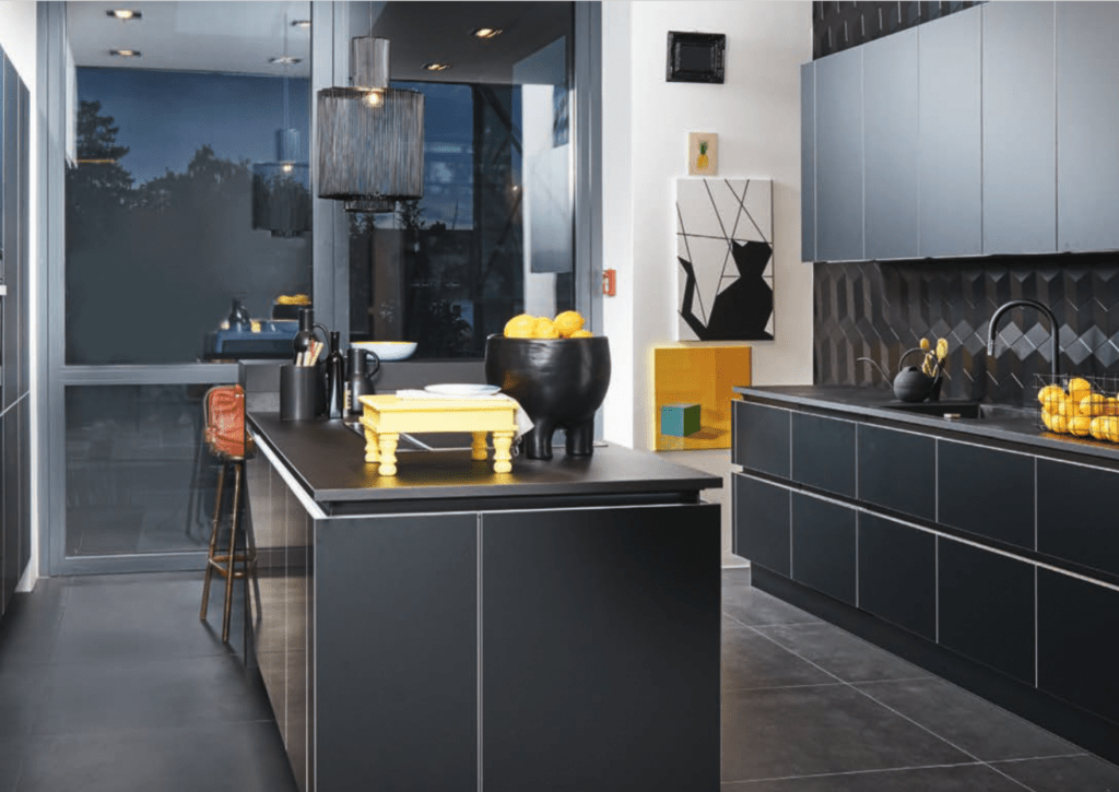 Cuisine moderne noire avec accents jaunes