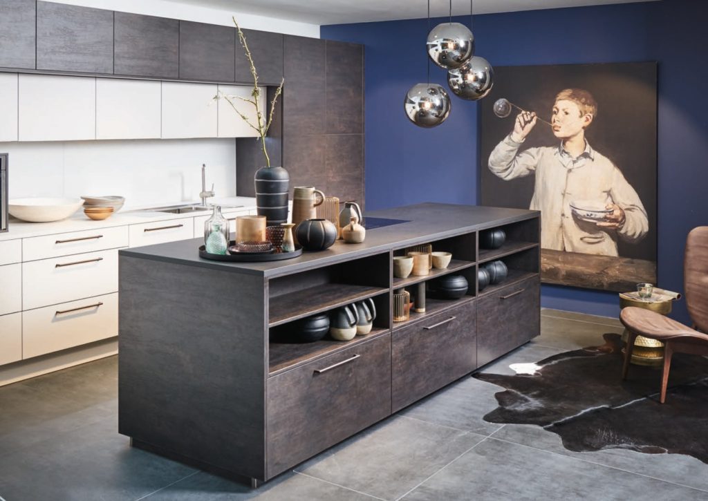 Cuisine design avec îlot foncé et étagères ouvertes